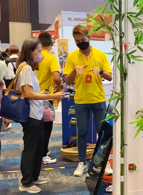 Salah-seorang-pempamer-sedang-memberi-keterangan-kepada-pengunjung