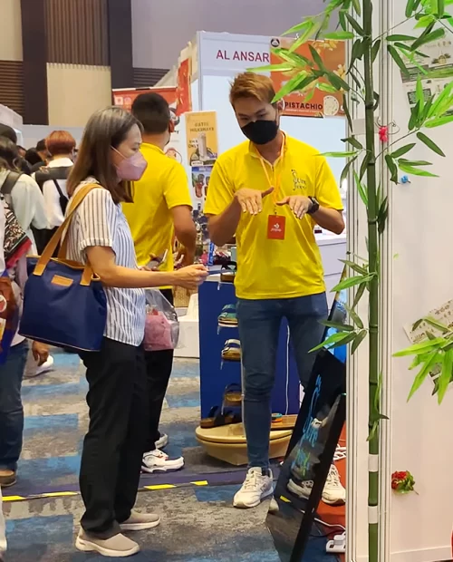 an exhibitor do the explanation to the visitor